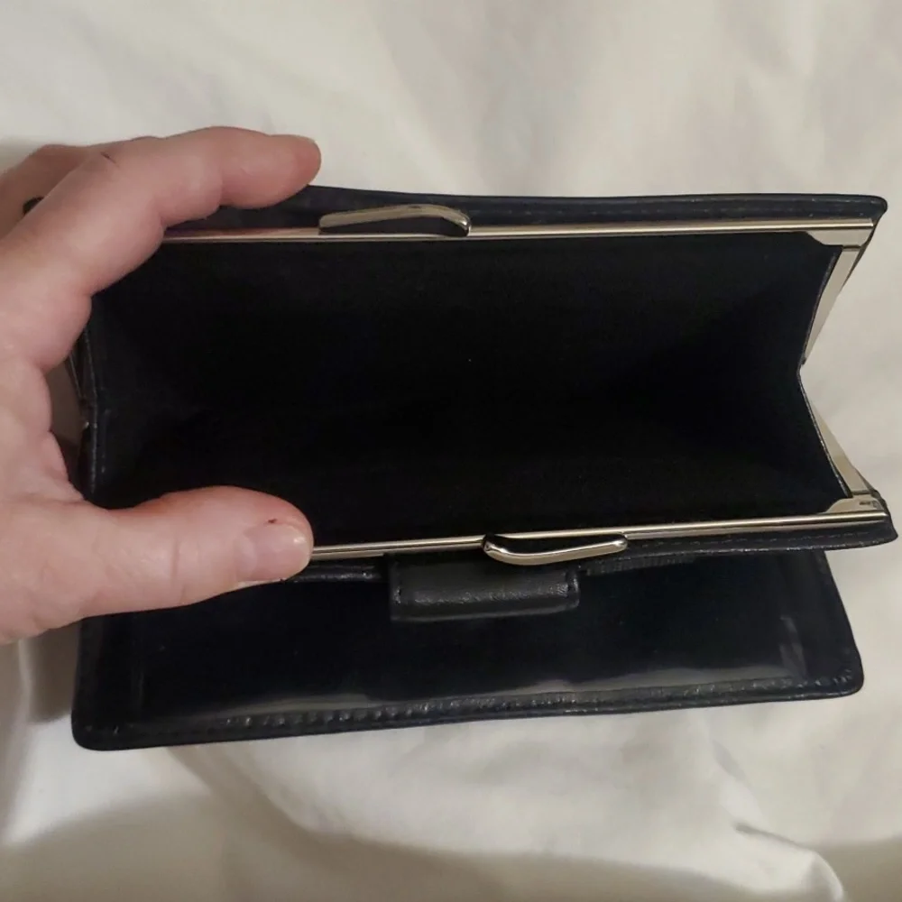 FOSSIL GENUINE LEATHER WALLET - Picture 9 of 14